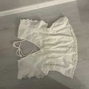 Vit kortärmad topp med knyt - Säljer min vita topp från lager 157 då den aldrig kommit till användning💞