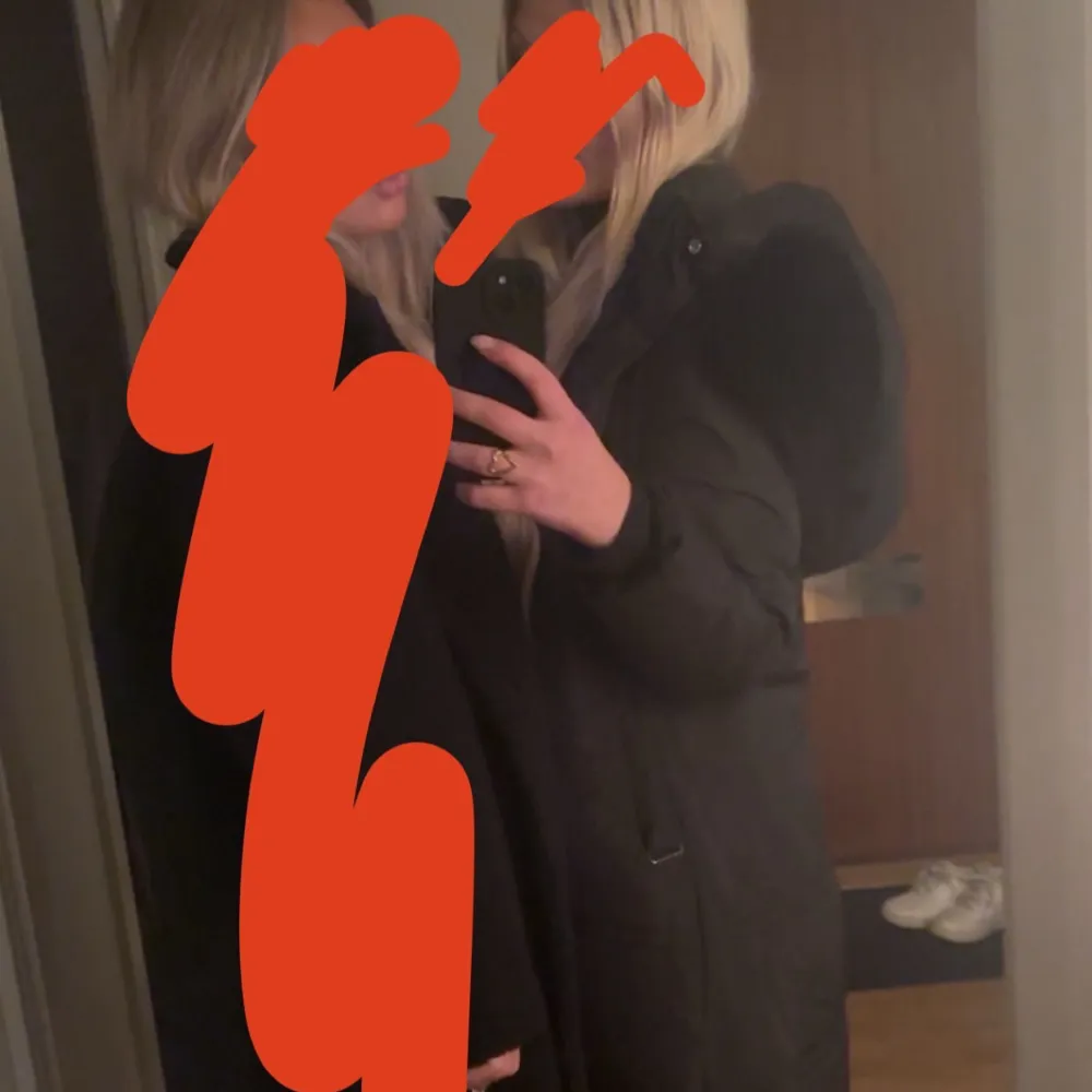 Snygg svart dunjacka med pälskantad huva. Jackan är i storlek M . Takit.