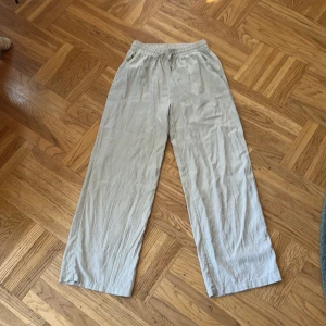 Beige linnebyxor från Lindex - Säljer ett par bekväma och luftiga beige linnebyxor från Lindex💗 Byxorna har en elastisk midja för extra komfort och en rak passform som ger en avslappnad stil💗. Perfekta för varma dagar!💗Säljer dessa linnebyxor för 75 kr💗