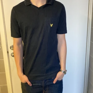 Svart pikétröja från Lyle & Scott - Säljer en svart lyle and scott piké. Storlek M, fits S. Mycket bra skick utan defekter! Hör av dig vid frågor och funderingar. Modellen är 176cm /Edvin