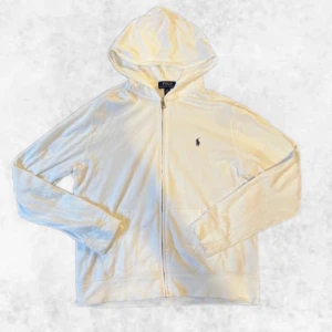 Vit zip hoodie från Ralph lauren  - Säljer en riktigt snygg vit zip hoodie från Ralph Lauren. Den är i superbra skick och har endast används ett fåtal gånger. Den är i barnstorlek (14-16) vilket motsvarar en S eller en större XS Vid några frågor eller funderingar är det bara att höra av sig.