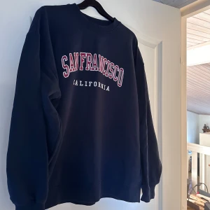 Mörkblå oversized sweatshirt  - Säljer en mörkblå sweatshirt i oversized fit från bikbok. Tröjan har långa ärmar och en rund halsringning. Använd 1 gång. Storlek S. Pris kan diskuteras💗 Köparen står för frakt.