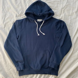 Mörkblå hoodie från Pier One - Säljer en stilren mörkblå hoodie från Pier One. Den har en klassisk design med justerbar huva och känguruficka framtill. Perfekt för en avslappnad look. Passar bra till både jeans och joggers. Vid frågor skicka dm💫