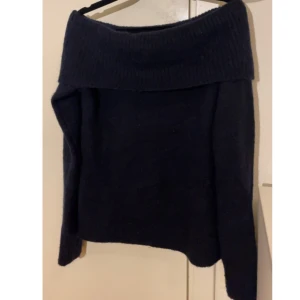 Marinblå off shoulder tröja från Gina Tricot - Säljer min slutsålda off shoulder tröja från Gina Tricot. Fråga om bilder på ifall det önskas! Tröjan har en bred krage som ger en snygg off shoulder-look och är perfekt för en trendig outfit. Den är mjuk, mysig och bekväm, idealisk för kyligare dagar. Passar XS och S 