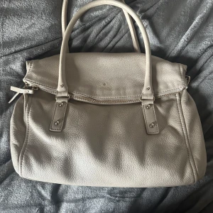 Grå handväska från Kate Spade - Säljer en grå handväska från Kate Spade New York