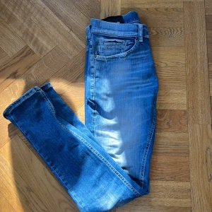 Dondup jeans - Snygga blå jeans från märket Dondup. Modellen heter Dondup George och är den snyggaste modellen om du frågar mig. Riktigt feta jeans allmänt. Det är bara höra av sig vid frågor om byxorna. 