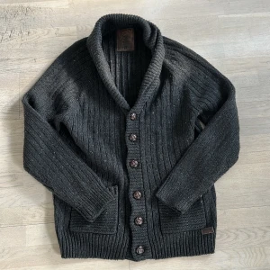 stickad kofta - Säljer en stilren unik cardigan från en Premium Clothing. Den är i väldigt bra skick 9/10🤩Hör av dig vid intresse! 💫