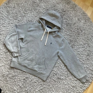 Ralph Lauren hoodie  - Skön Raffe Hoodie! | Mycket fint skick finns något jätte litet tecken på användning! | Storlek S. | Ställ gärna frågor innan du köper!