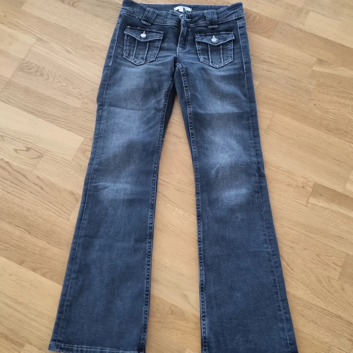 MörkGrå jeans från Gina Tricot