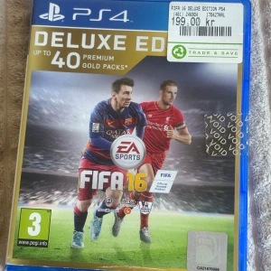 FIFA 16 Deluxe Edition PS4 - FIFA 16 Deluxe Edition för PS4 erbjuder upp till 40 premium guldpaket. Spelet har en åldersgräns på 3 år och är en del av den populära FIFA-serien från EA Sports. Perfekt för fotbollsfans som vill uppleva realistiska matcher och laguppställningar.