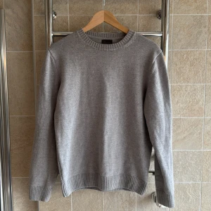 Grå merinoulltröja från Stenströms - Säljer en stilren grå tröja från Stenströms i 100% merinoull. Tröjan har en klassisk rund hals och ribbade muddar vid ärmslut och nederkant. Perfekt för kyligare dagar. Storlek M-nypris på ca 2200kr😊