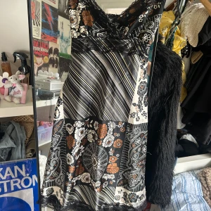  kortklänning med spets - Unik klänning med spets med ett band att knyta i ryggen. Köpt i en liten butik i Köpenhamn men aldrig använd💕