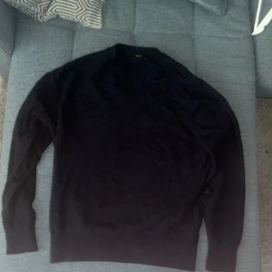 Mörkblå stickad tröja Massimo Dutti - Mörkblå stickad tröja från Massimo Dutti med rund halsringning och ribbade muddar. Klassisk och enkel design som funkar till allt. Mjuk och skön känsla, perfekt för kyligare dagar.nypris 549 säljer för 150