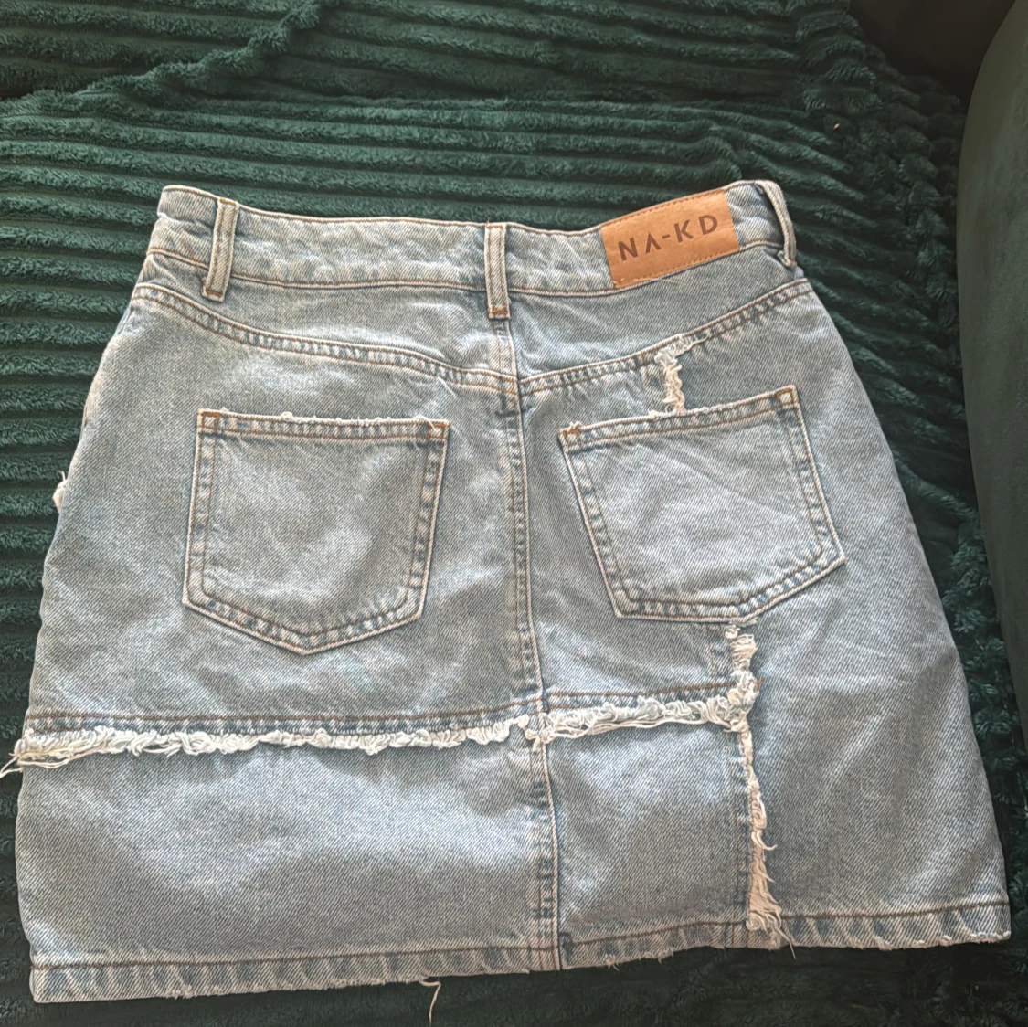 Patchad jeanskjol från NA-KD - 1