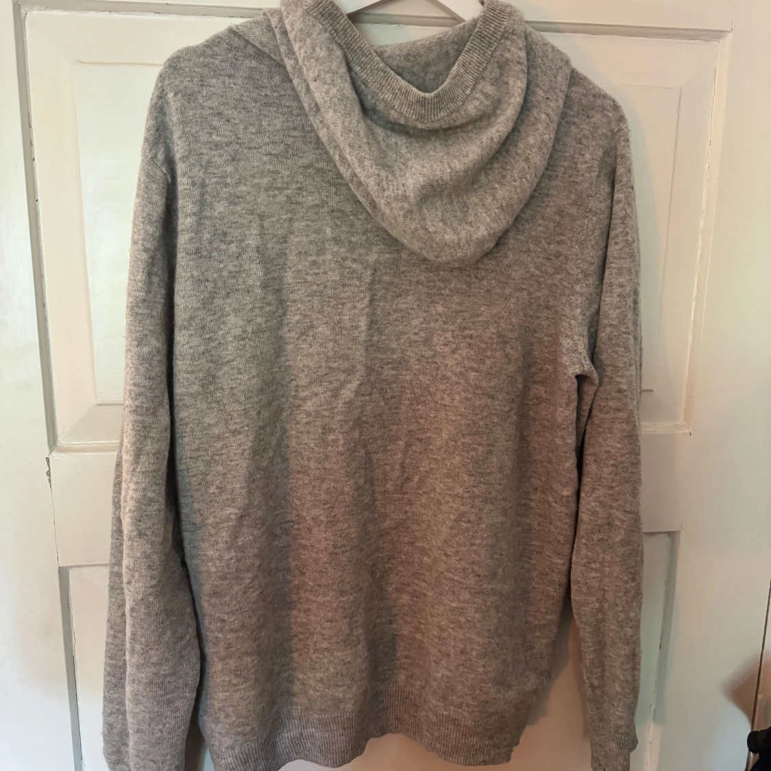 Grå stickad hoodie från Ahlquist - 1