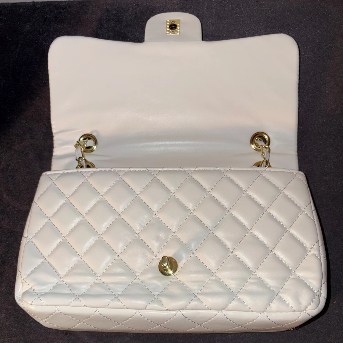 Vit quiltad Chanel handväska i skinn - 2