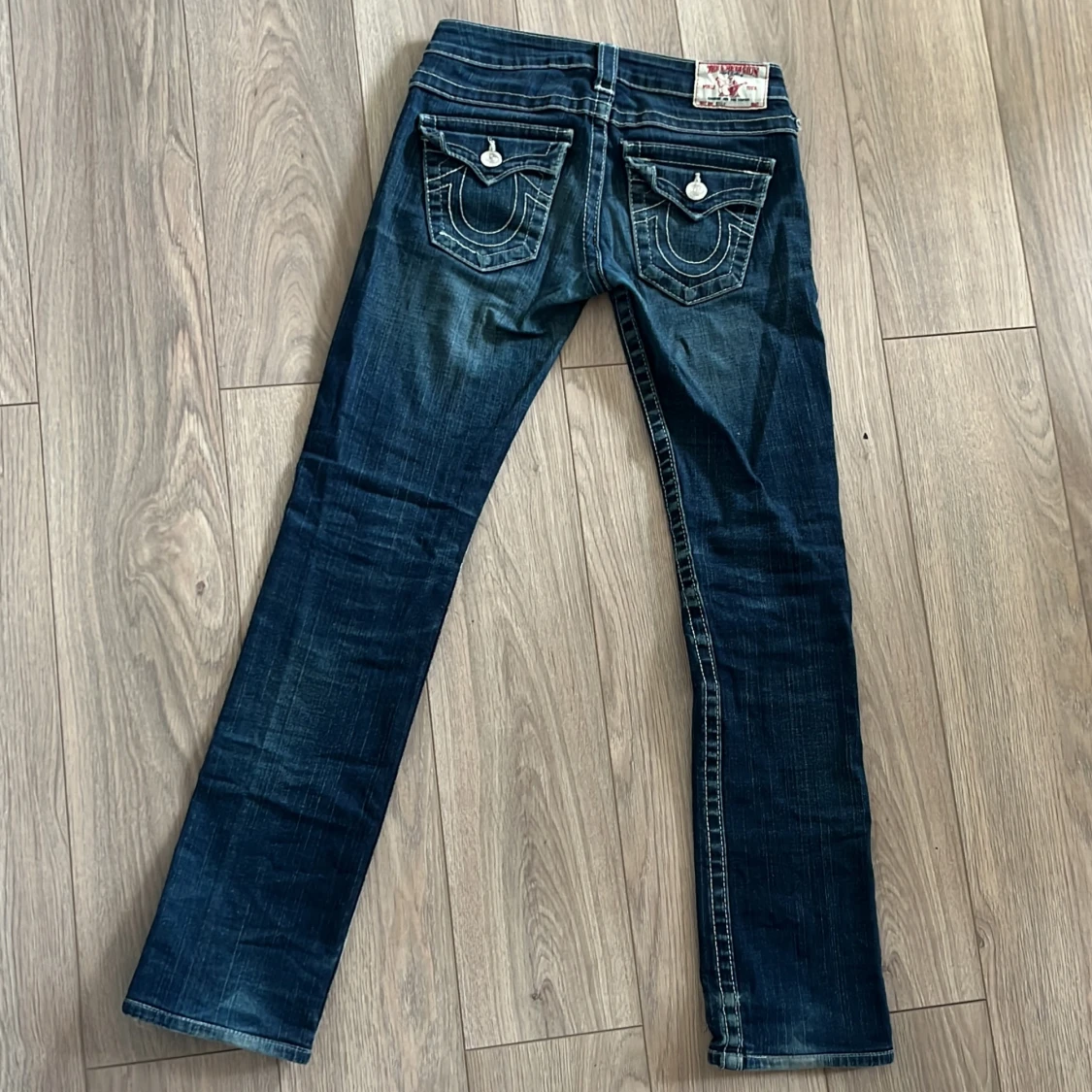 True Religion blå jeans med kontrastsömmar