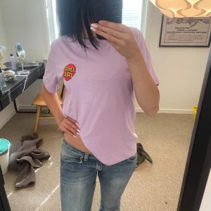 Lila T-shirt från santa cruz - Super fin lila T-shirt från santa Cruz som aldrig kommit till användning 