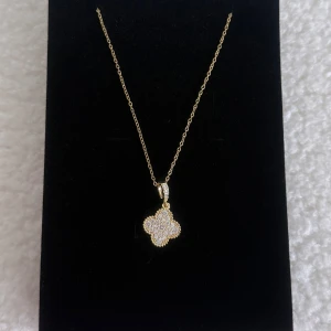 Halsband - @luxaryvault på Instagram 