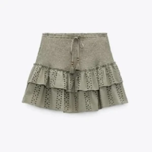 Trendig Zara kjol - Super söt kjol som aldrig riktigt kommit till användning. Som nyskick förutom att jag klippt så att det blir som en underkjol istället för shorts🥰🥰