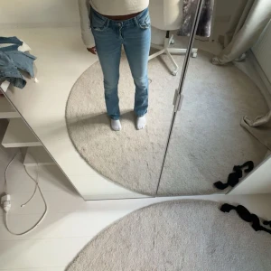 Ljusblå bootcut jeans  - Säljer ett par ljusblå jeans med bootcut passform. Klassisk femficksmodell med normal midja och raka ben som släpper ut lite vid ankeln.
