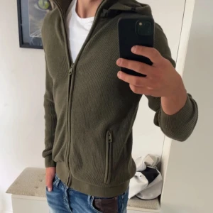 Grön cardigan från indicode - Säljer en tvär fet cardigan från indicode. Cardiganen är grön och bär storleken s. Perfekt nu mot sommarns slut och väldigt trendig. Vid frågor och funderingar är de bara att höra av sig