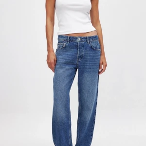 Raka jeans - Helt oanvända jeans från NA-KD. Raka i modellen med en medelhög midja