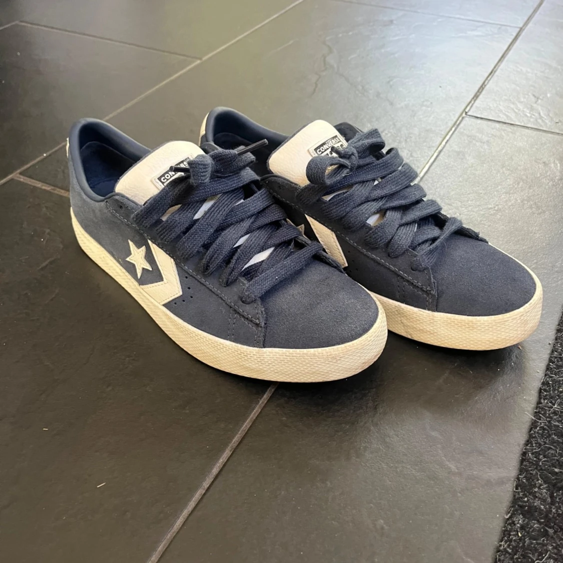 Mörkblå Converse cons sneakers i mocka