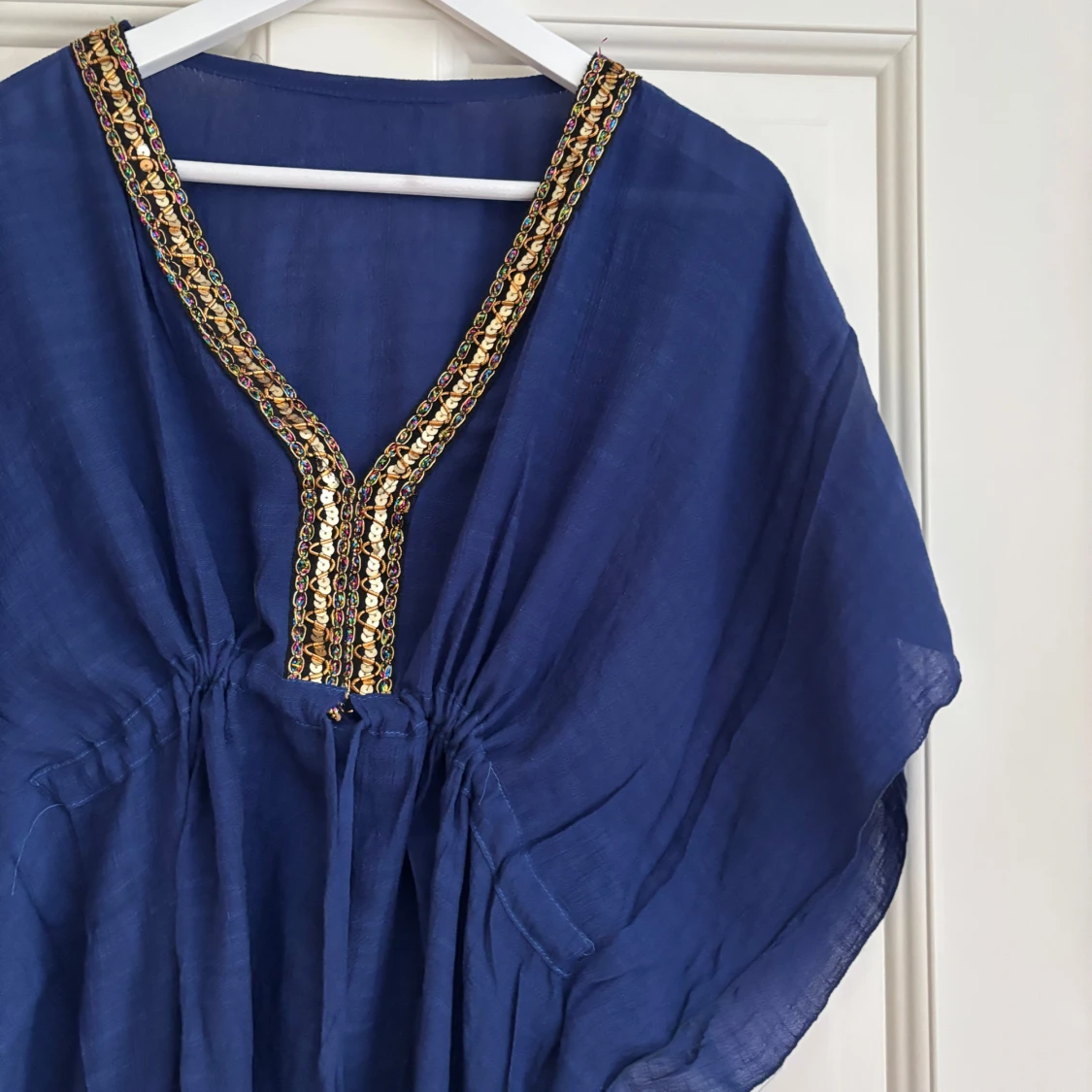 Marinblå kaftanklänning med paljetter - 1