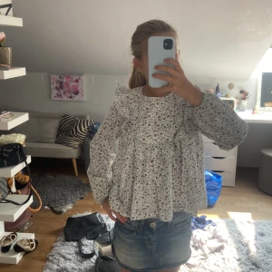 Mango blus - Blusen är så gott som ny, har andvänds typ 2 gånger Max. Så fin till sommaren och våren