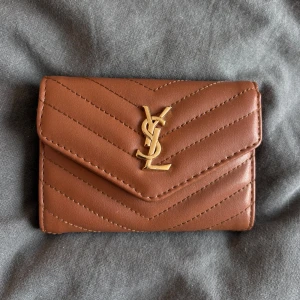 Ysl plånbok - Brun ”Ysl” plånbok helt oanvänd! Många fack till förvaring