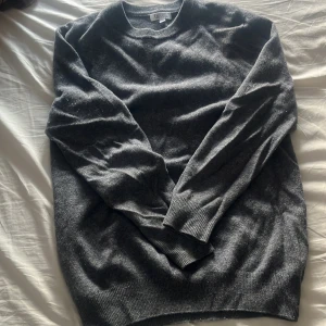 Mörkgrå stickad tröja Garde Grisch - Mysig mörkgrå stickad tröja från Garde Grisch i storlek S. Tröjan har rund hals, ribbade muddar och lång ärm. Perfekt för dig som gillar enkel och stilren look med en chill vibe. Passar dig som vill ha en klassisk och skön tröja till garderoben.