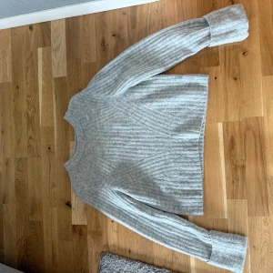 Stickad tröja  - Stickad tröja i storlek S, har klippt bort lappar så osäker på märke. 