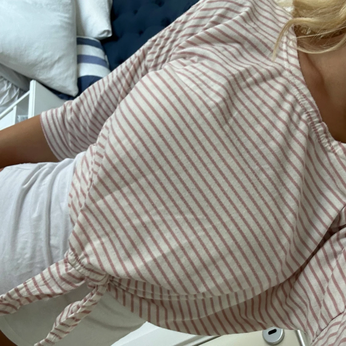 Randig rosa och vit tröja med knyt - 2