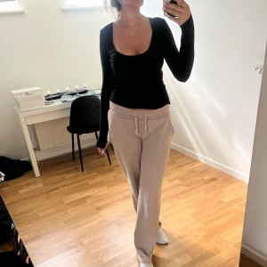 Svart långärmad tröja från lger 157 - Super skön svart långärmad från lager 157. Fin urigning som går att justera då tröjan är väligt stretchig och skön. Superskönt material och går att klä upp och ned. 