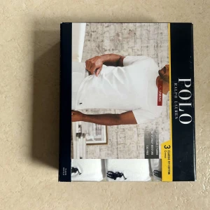 3 Pack Ralph Lauren - Ett 3 pack av tre helt nya Ralph Lauren t-shirts. Alla tröjorna är vita och helt nya. Packet är orört alltså fortfarande i förpackningen och har som sagt då aldrig använts. Obs att märket inte är på bröstet utan nere vid midjan istället. Sakerna är i göteborg men kan fraktas. Mvh Anton