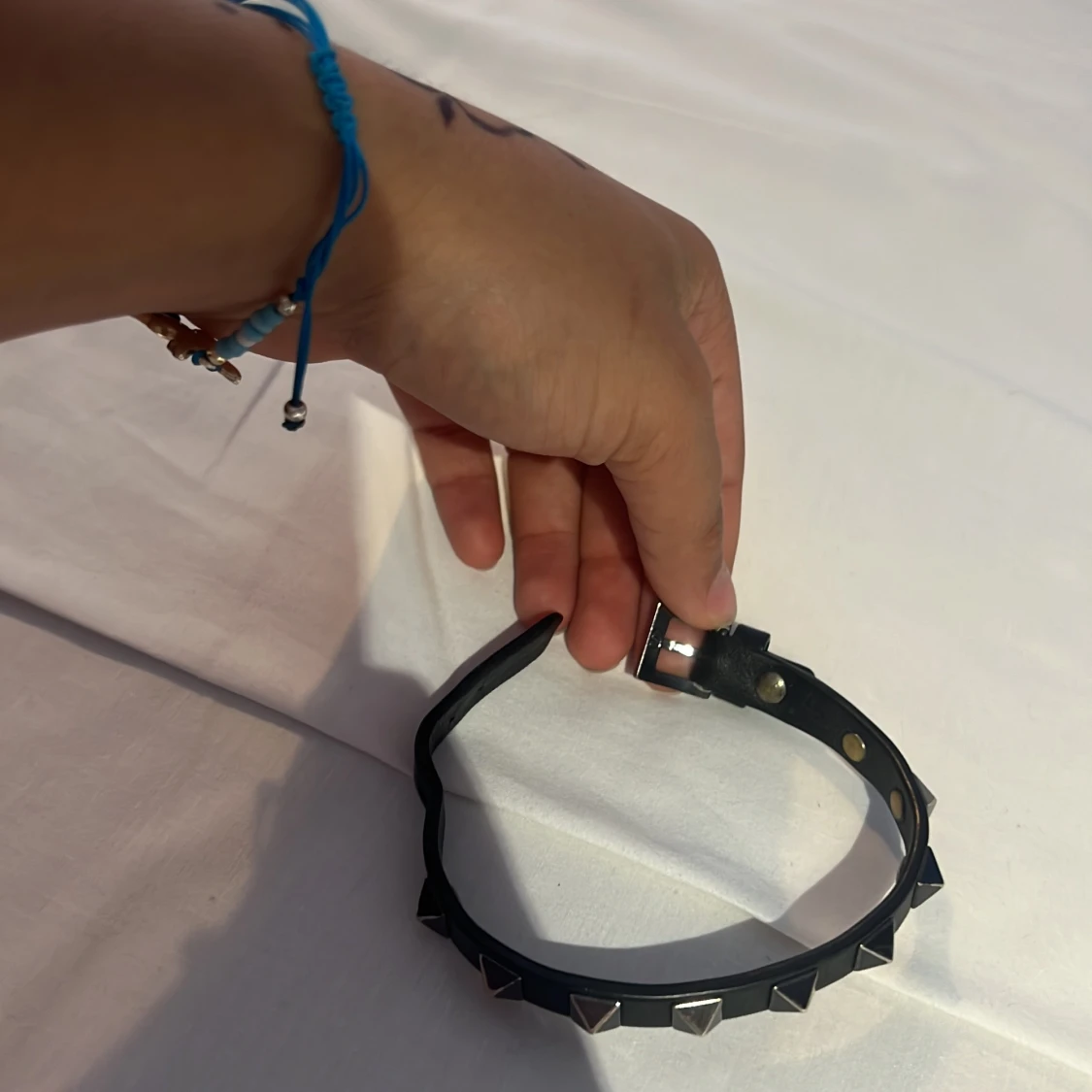 Svart armband med nitar från Valentino - 2