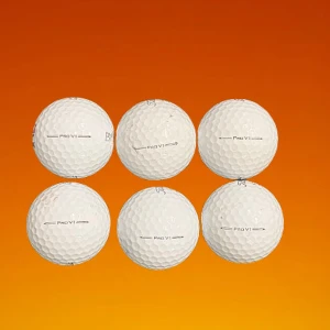 Pro V1 - Pro V1 är en populär golfboll från Titleist, perfekt för dig som vill ta ditt golfspel till nästa nivå. Passar både nybörjare och erfarna spelare som vill ha kontroll och känsla på banan.