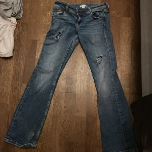 Lågmidjade jeans med hål - Jätte snygga lågmidhade utsvängda jeans från Gina!💕 dom har hål som jag gjort själv, kom privat för bilder på