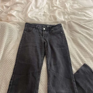 Mörkgrå raka jeans - Snygga mörkgrå boot cut jeans och klassisk femficksdesign. Jeansen har en normal midja och är tillverkade i mjukt denimtyg. Perfekta för dig som gillar en clean och enkel look.