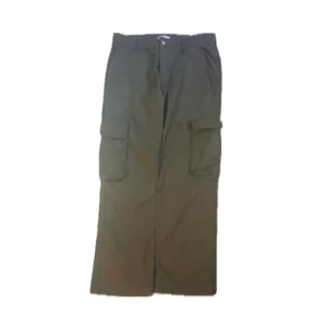 Gröna cargopants  - Snygga gröna cargopants från gina tricot med raka ben och stora fickor på sidorna. Byxorna har klassisk cargostil med fickor bak och framtill, samt knapp och dragkedja i midjan. Perfekta för en avslappnad streetlook.