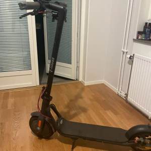 Navee elsparkcykel - Åker 25-30km. Bra batteri liv lite smutsig men går och tvätta och har lite repor men övrigt är scootern bra. MÖTS UPP BARA