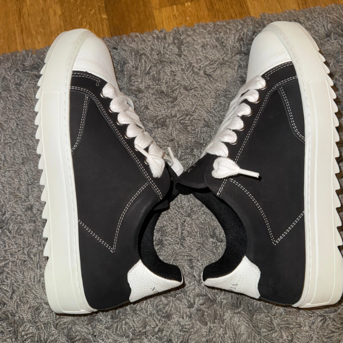 Svarta och vita sneakers från Numeris - 1