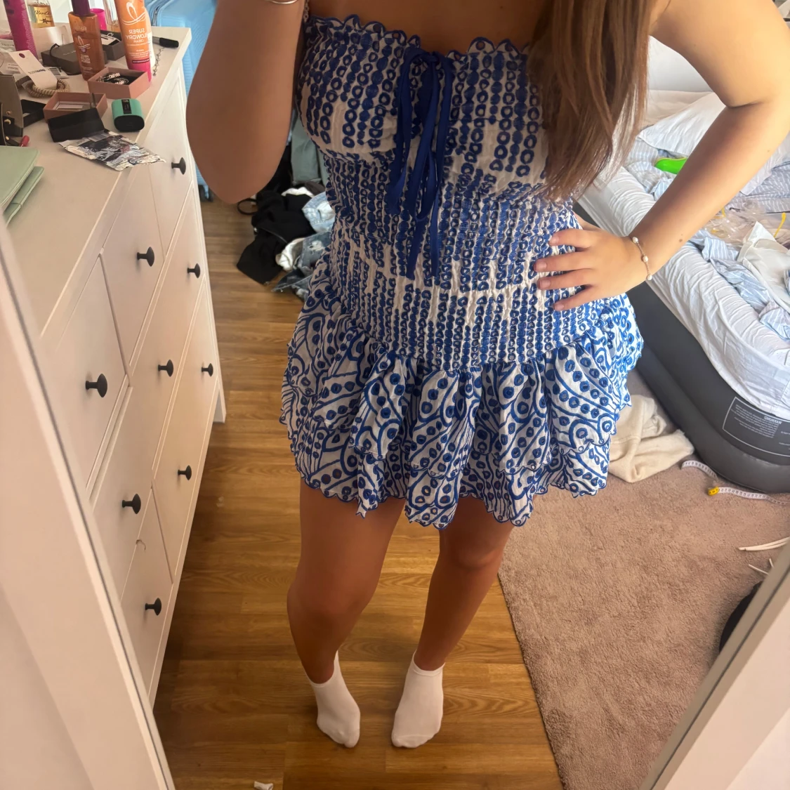 Blåvit volangklänning utan axelband - 1