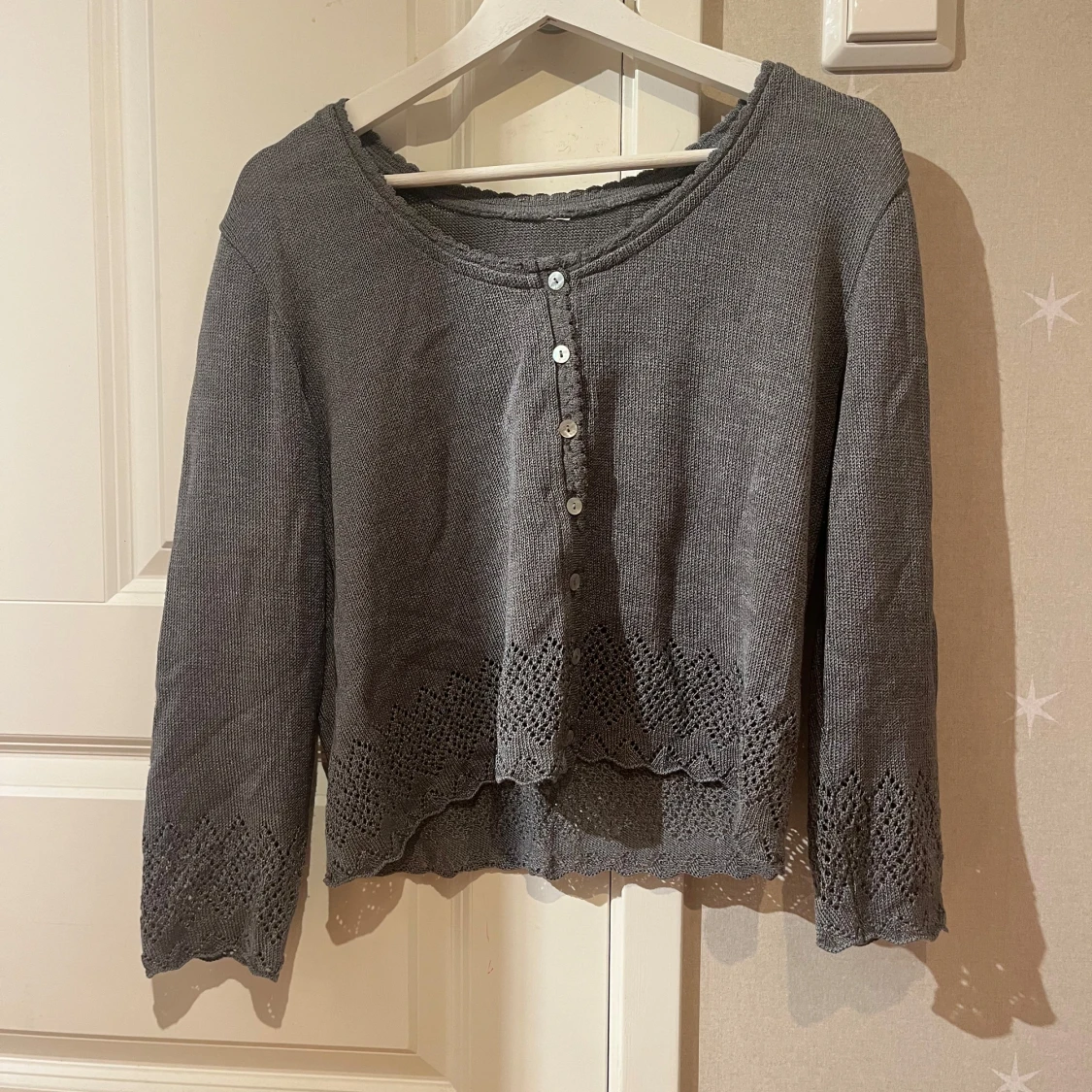 Grå stickad kofta med spetsdetaljer