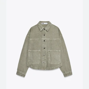 Grön overshirt från ZARA - Snygg grön overshirt från ZARA med klassisk krage och stora fickor framtill. Jackan har knappar hela vägen och är tillverkad i ett mjukt bomullsmaterial. Perfekt att slänga över en hoodie eller t-shirt för en chill look.