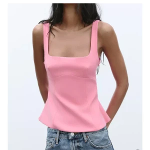 Rosa topp med rosett - Supersöt rosa topp med rosett i ryggen från zara! Har sytt ner banden litegrann för att de var för långa, vilket syns på bild 3. Kommer tyvärr inre till använding, bara använts en gång💕