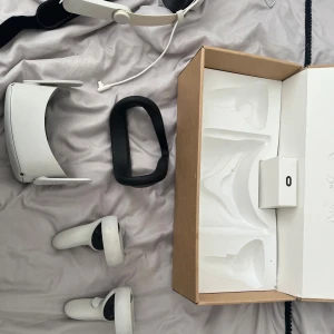 VR MED ELITE HEADSTRAP - En vr som kommer med en ELITE HEADSTRAP MED BULIT IN LADDARE! Och vr kommer inte med originals headstarpen bara den nya eliten och den kommer inte med en laddare för laddare finns inne i elite headstarpen, elite headtsrapen går en vit och gul färg.