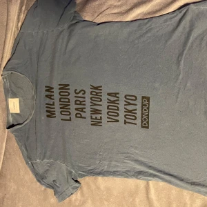 Blå t-shirt från Dondup - Schysst blå t Shirt från so dondup väldigt sällsynt storlek:M passar någon runt 179-187 ursäkta kanta vinkeln på första bilden hör av er om ni har några frågor eller funderingar prisförslag kan tas emot 