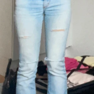 Miss sixty jeans - Lågmidjade bootcut miss sixty jeans, jeansen har fått hål bak och mellan låren men har blivit lagade men kan synas om man kollar nära. Säljer pga att de är lite för långa för mig. 💕 storlek skulle ja säga är w25/30 